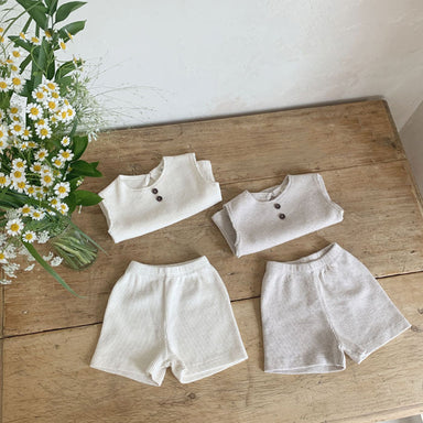 SoftPlay Småbarnsset i Vafveltyg – Unisex Sommaroutfit med Knappdetalj | Nulu & Co | 100 % Bomull | Storlek 0–5 år MoreForMini