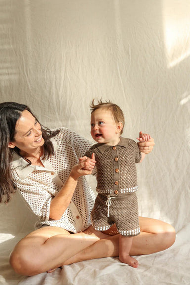 Milo Virkat Babyset – Virkat sommarset med krage och träknappar | Storlek 0–2 år More For Mini