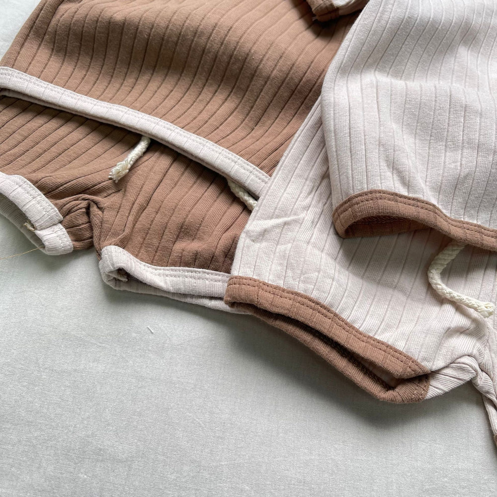Aureli Mjukt Ribbat Lounge-set – Baby & Småbarn 0–3 år Sommarset – T-shirt + Shorts – Beige/Brun – Mjukt & Unisex More For Mini