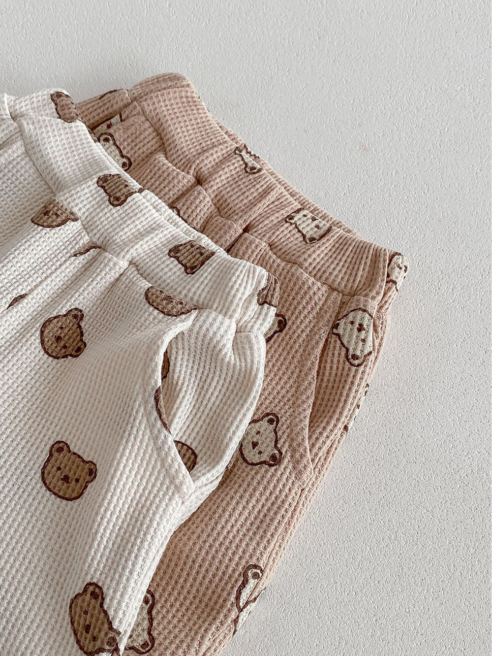 CozyCub Babyset i Ribbat Tyg – Unisex Sommaroutfit med Björntryck | Beige & Brun | 0–3 år MoreForMini