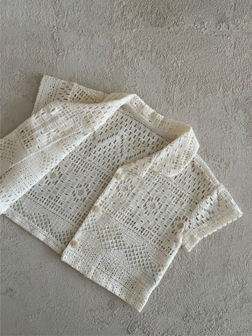 Minette Élise Babyblus i bomull – Virkad spets – 0–3 år – Sommarblus för flicka – Klassisk knäppning More For Mini