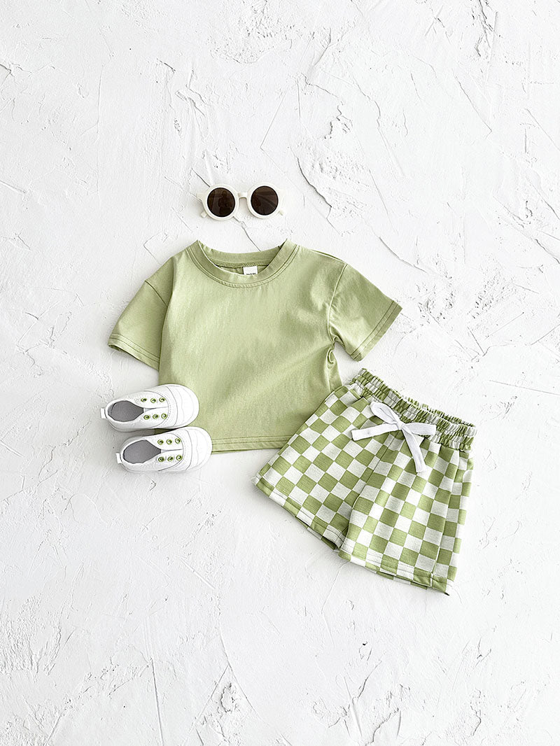 Mellow Mini kledingset 0-3 jaar: T-shirt en geblokte broek in geel, blauw, paars of groen. Duurzaam, comfortabel en perfect voor de zomer! MoreForMini