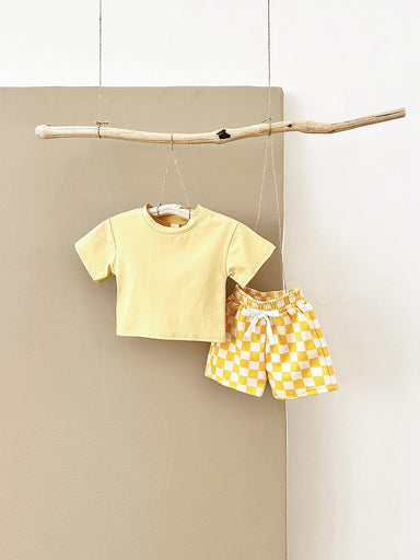 Mellow Mini kledingset 0-3 jaar: T-shirt en geblokte broek in geel, blauw, paars of groen. Duurzaam, comfortabel en perfect voor de zomer! MoreForMini