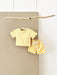 Mellow Mini kledingset 0-3 jaar: T-shirt en geblokte broek in geel, blauw, paars of groen. Duurzaam, comfortabel en perfect voor de zomer! MoreForMini