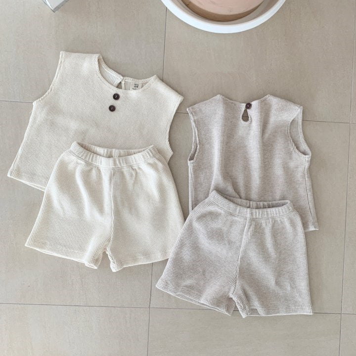 SoftPlay Småbarnsset i Vafveltyg – Unisex Sommaroutfit med Knappdetalj | Nulu & Co | 100 % Bomull | Storlek 0–5 år MoreForMini