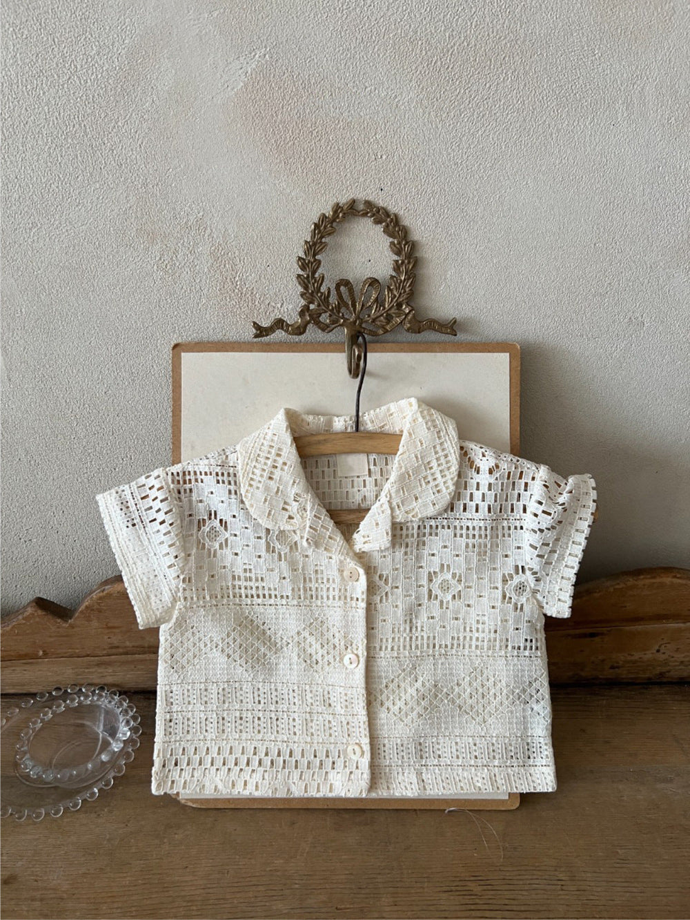 Minette Élise Babyblus i bomull – Virkad spets – 0–3 år – Sommarblus för flicka – Klassisk knäppning More For Mini
