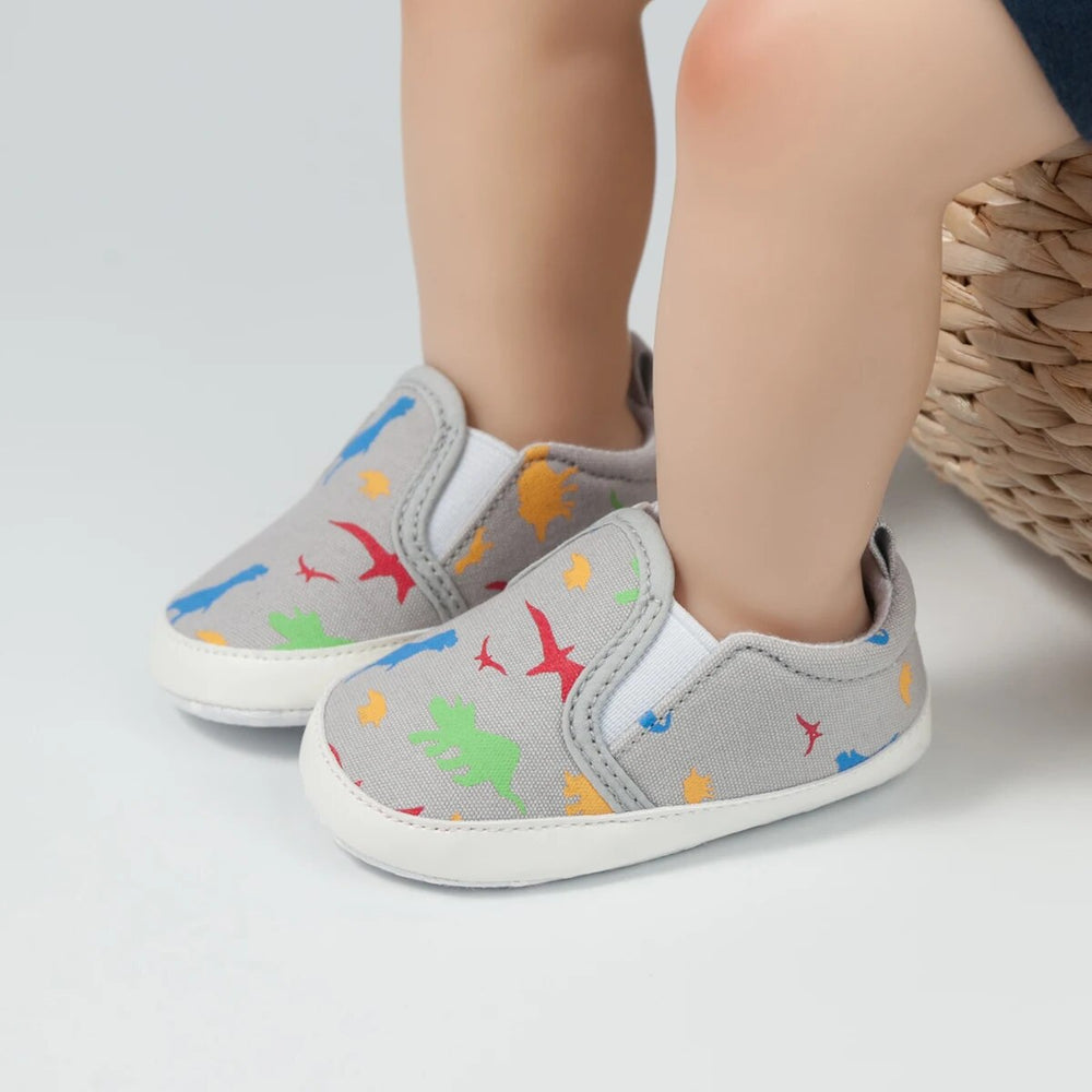 Slip-on-babyskor med halkfri sula – Minoe instegssneakers med dinosaurie och enhörning (0–18 månader) More For Mini