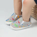 Slip-on-babyskor med halkfri sula – Minoe instegssneakers med dinosaurie och enhörning (0–18 månader) More For Mini