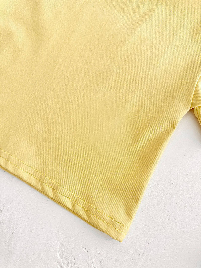 Mellow Mini kledingset 0-3 jaar: T-shirt en geblokte broek in geel, blauw, paars of groen. Duurzaam, comfortabel en perfect voor de zomer! MoreForMini