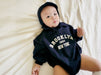 Nuby & Co Brooklyn Babyromper – Collegeinspirerad Stil | Unisex 0–2 År – Bomull, Tryckknappar, New York-tryck More For Mini
