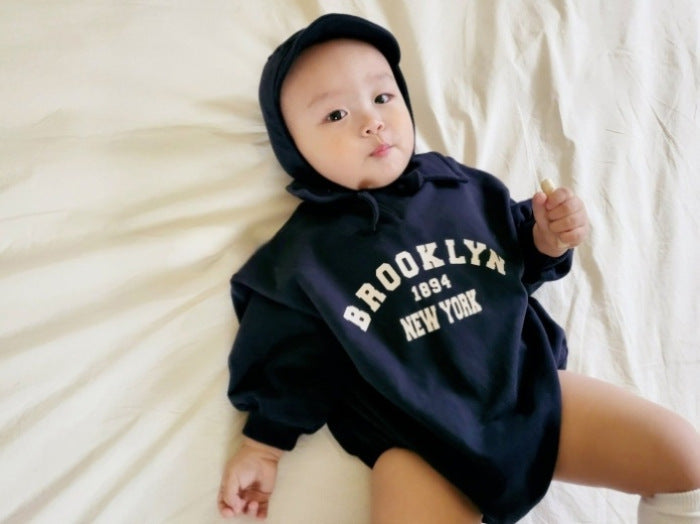 Nuby & Co Brooklyn Babyromper – Collegeinspirerad Stil | Unisex 0–2 År – Bomull, Tryckknappar, New York-tryck More For Mini