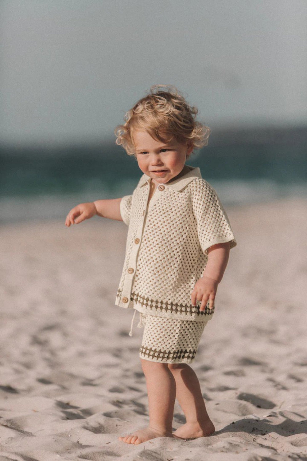 Milo Virkat Babyset – Virkat sommarset med krage och träknappar | Storlek 0–2 år More For Mini