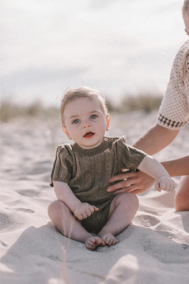 CozyNest Stickad babyromper 0–2 år | Mjuk bomullsblandning & ribbmönster | Bekväma babykläder More For Mini