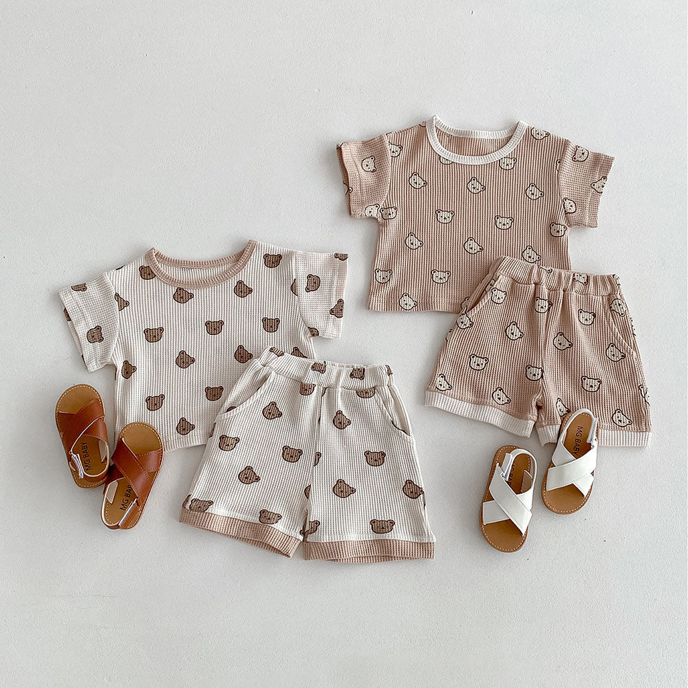 CozyCub Babyset i Ribbat Tyg – Unisex Sommaroutfit med Björntryck | Beige & Brun | 0–3 år MoreForMini