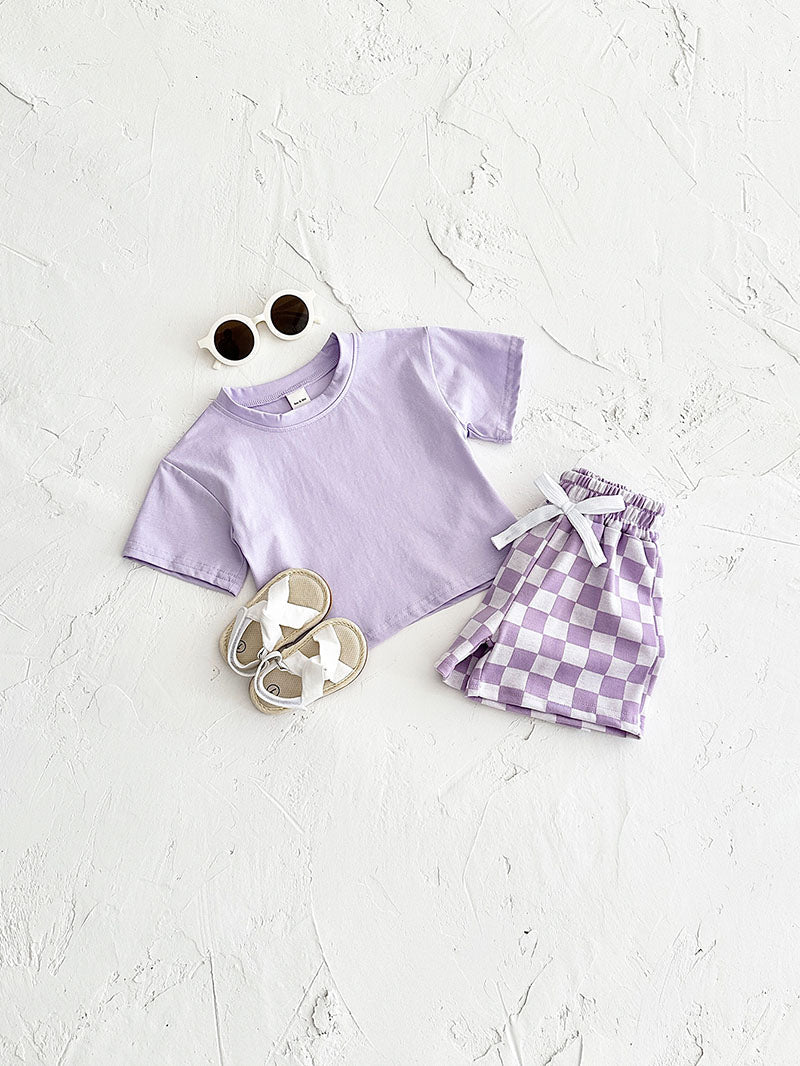 Mellow Mini kledingset 0-3 jaar: T-shirt en geblokte broek in geel, blauw, paars of groen. Duurzaam, comfortabel en perfect voor de zomer! MoreForMini