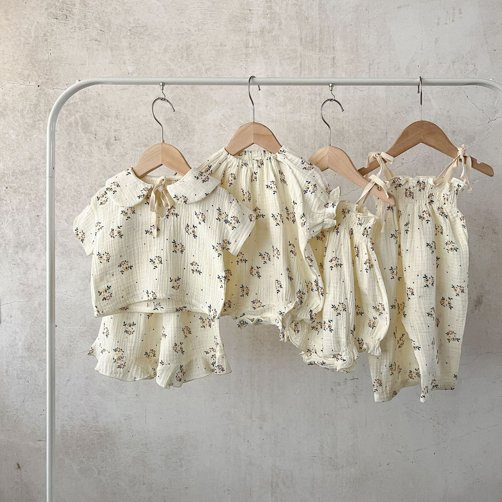 LittleBloom Babyset 0–3 år | Musselin Sommaroutfit för Flicka | Blommigt Mönster | Klänning, Body, Set eller Topp & Byxa More For Mini