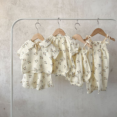LittleBloom Babyset 0–3 år | Musselin Sommaroutfit för Flicka | Blommigt Mönster | Klänning, Body, Set eller Topp & Byxa More For Mini
