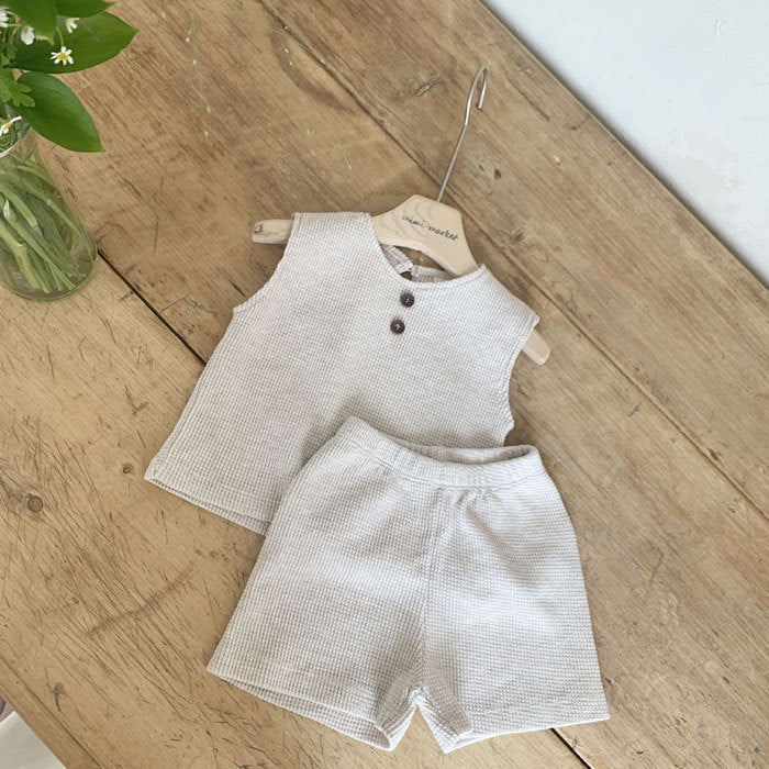 SoftPlay Småbarnsset i Vafveltyg – Unisex Sommaroutfit med Knappdetalj | Nulu & Co | 100 % Bomull | Storlek 0–5 år MoreForMini