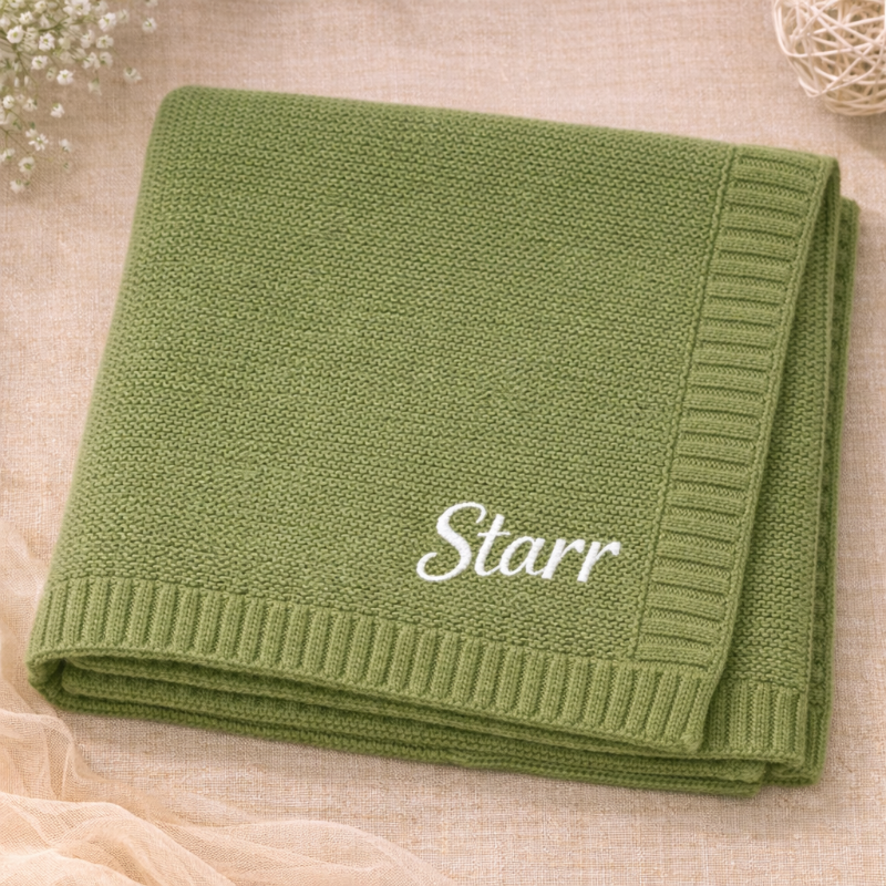 Babyfilt med broderat namn – stickad bomull, ribbad kant, maskintvättbar | personlig babypresent