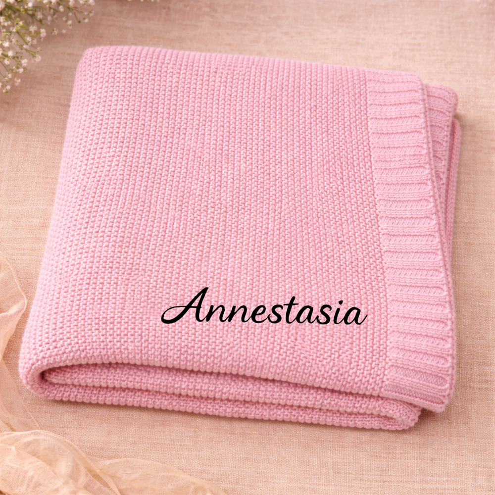 Babyfilt med broderat namn – stickad bomull, ribbad kant, maskintvättbar | personlig babypresent