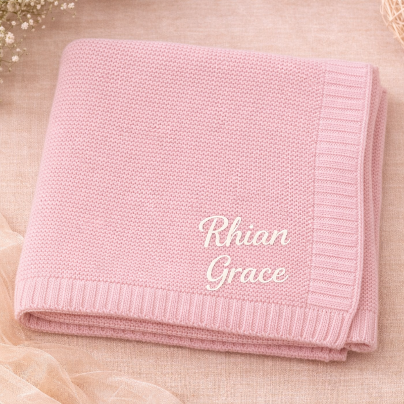 Babyfilt med broderat namn – stickad bomull, ribbad kant, maskintvättbar | personlig babypresent