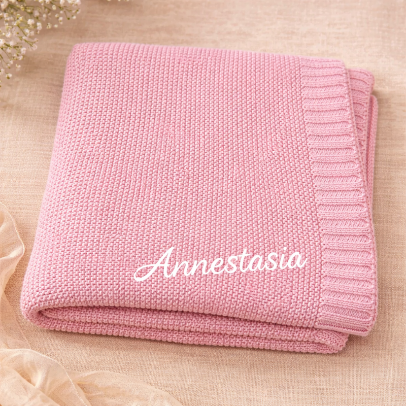 Babyfilt med broderat namn – stickad bomull, ribbad kant, maskintvättbar | personlig babypresent