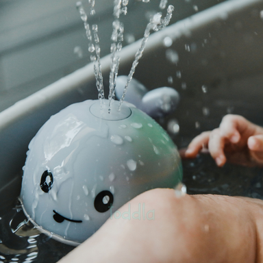 Watersplash Val – Den Perfekta Badleksaken för Bebisar, Småbarn och Förskolebarn More For Mini
