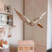 Elegante Hangzwaan Babykamer – Rustgevende Decoratie voor Wieg of Commode More For Mini