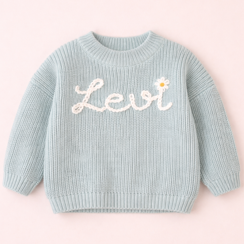 Barntröja med namn och julgranstryck – broderat, bomull, rund hals | jultröja baby