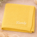 Babyfilt med broderat namn – stickad bomull, ribbad kant, maskintvättbar | personlig babypresent