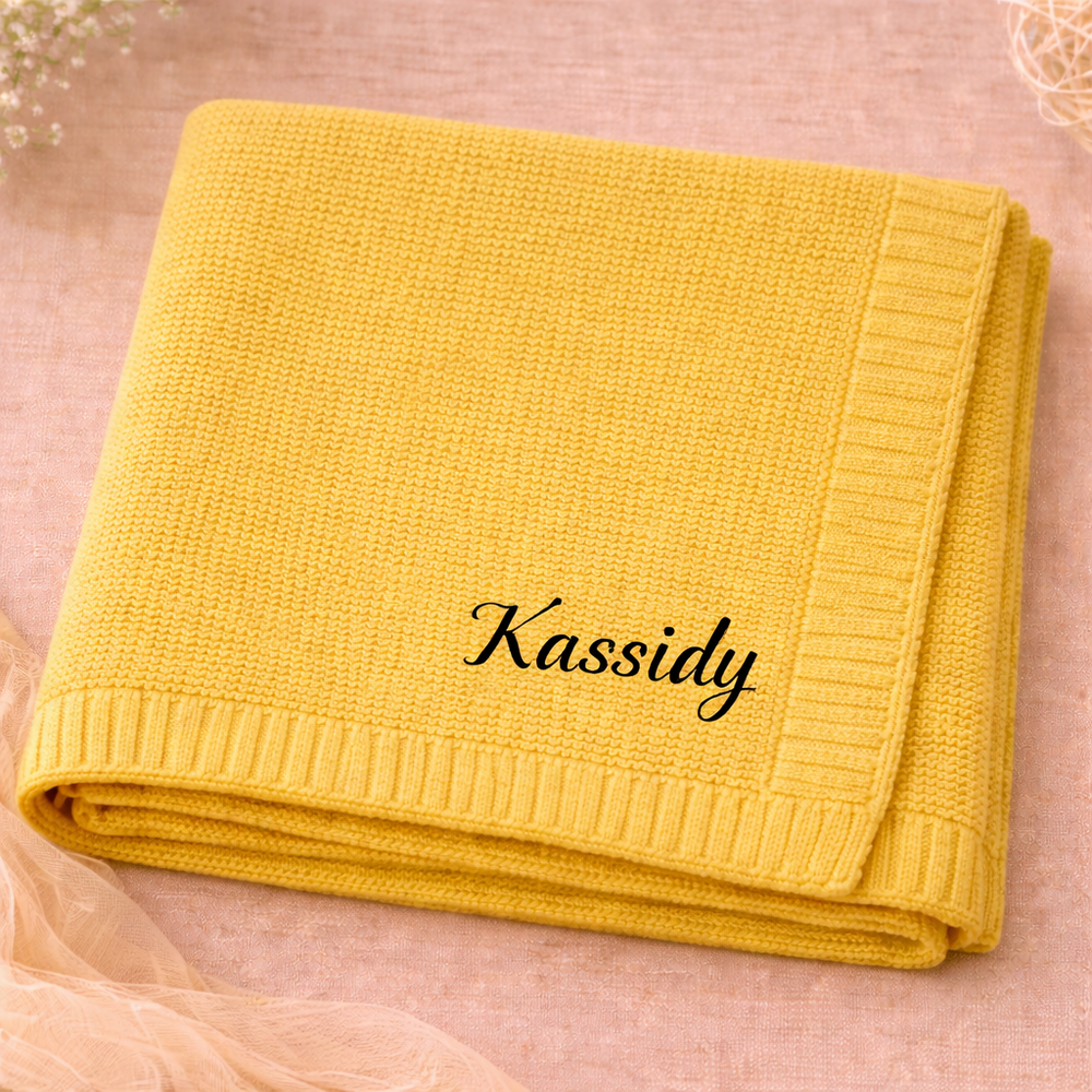 Babyfilt med broderat namn – stickad bomull, ribbad kant, maskintvättbar | personlig babypresent
