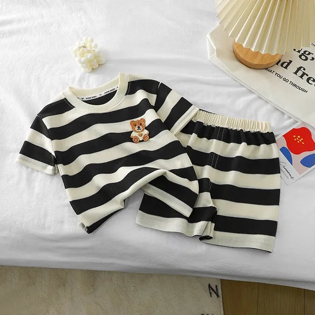Somrigt barnset med randig T-shirt och shorts – Bekvämt och andningsbart bomull för 0–6 år More For Mini